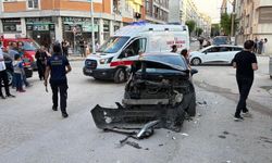 İş yeri duvarına çarpan hafif ticari araçtaki 2 kişi yaralandı