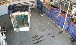 İş yerinin önünde otururken kamyonet çarptı; kaza kamerada