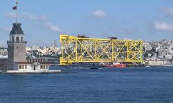 İstanbul Boğazı'ndan 350 metrelik sondaj platform iskelesi geçiş yapıyor / Ek görüntü