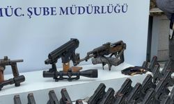 İstanbul'da iş yerlerine düzenlenen saldırılarda kullanılan silahlar emniyette sergilendi