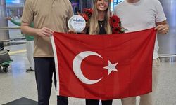 İtalya'da tarih yazan yüzücü Eda'ya İzmir'de coşkulu karşılama