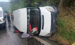 İzmir'de işçi servisi devrildi; 1 ölü, 1'i ağır 10 yaralı