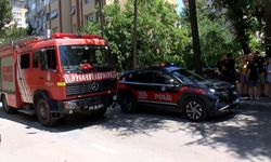 Kadıköy'de rüzgar nedeniyle kopan ağaç dalı otomobilin üzerine düştü