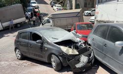 Kağıthane'de park halindeki otomobil yokuştan kayarak 3 araca çarptı; sahibi kaldırımda izledi