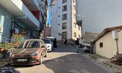 Kağıthane'de yokuştan kayan kamyonet gecekondunun çatısına düştü