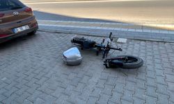 Kamyonetin çarptığı elektrikli bisikletin sürücüsü yaralandı; kaza kamerada