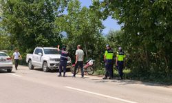Kamyonetin çarptığı motosikletin sürücüsü ağır yaralandı; kaza kamerada