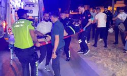 Kaza yerine gelen anne, yaralı oğlunun elini tutarak moral verdi