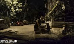 Komşusunun otomobiline tuğlayla zarar verdi, olay araç kamerasına yansıdı