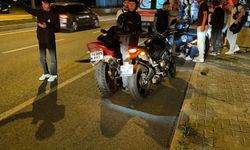 Kontrolden çıkan motosiklet, emniyet şeridindeki 2 motosiklete çarptı; 3 yaralı