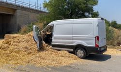 Köprüye takılan TIR'daki saman balyaları, minibüsün üzerine düştü; 1 yaralı