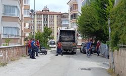 Kötü koku sonrası girilen evden 1 ton atık çıkarıldı