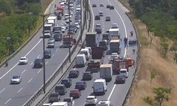 Küçükçekmece TEM Otoyolu'nda otomobil alev alev yandı; yol trafiğe kapatıldı