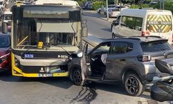 Küçükçekmece'de motosikletliye çarpmamak için manevra yapan otomobil İETT otobüsüne çarptı
