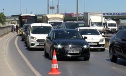 Küçükçekmece'de tahliye edilen binada yangın; D-100 yan yolda yoğunluk oluştu