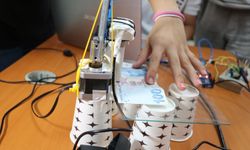 Lise öğrencileri, atık elektronik eşyalardan akıllı mikroskop üretti