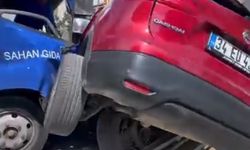 Maltepe'de freni arıza yapan kamyonet park halindeki otomobile çarparak durabildi