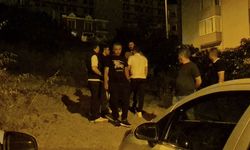 Motosikletle yaklaştığı kişiye ateş etti, mermiler bina ve otomobile isabet etti