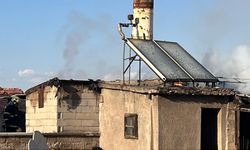 Nevşehir'de 3 katlı binanın çatısında yangın