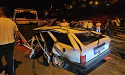 Otomobil, beton bariyere ve otomobile çarpıp takla attı: 1 yaralı