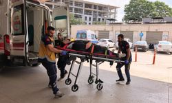 Otomobil ile çarpışan motosikletin sürücüsü yaralandı; kaza anı kamerada