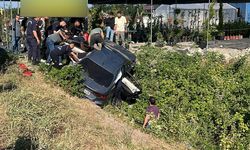 Otomobil su kanalına devrildi; anne ile kızı öldü