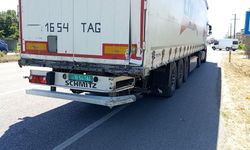 Otomobil, TIR'a çarptı; 1'i ağır 2 yaralı
