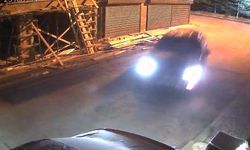 Otomobiliyle, park halindeki otomobile ve motosiklete çarptı; kaza anı kamerada