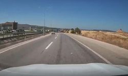 Otomobiliyle ters şeritte ilerleyen sürücü trafiği tehlikeye attı