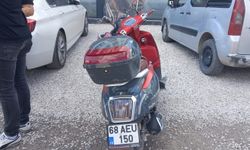 Otomobille çarpışan motosikletin sürücüsü yaralandı; kaza kamerada