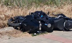 Otomobille çarpışan motosikletli genç, kask sayesinde ölümden döndü