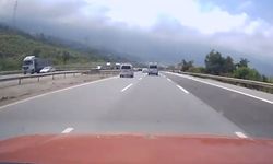 Otoyolda kamyonetin angusa çarptığı kaza kamerada