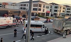 Park halindeki kamyona çarpan servis minibüsünün şoförü ağır yaralandı