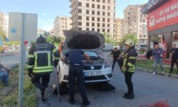 Park halindeki otomobilden yılan sarkıttığı ihbarı endişe yarattı