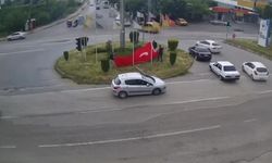 Rüzgarda ipi kopan Türk bayrağını vatandaşlar korudu