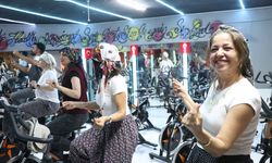 Şalvarlarla pedal çevirip, yöresel müzikler eşliğinde kilo veriyorlar