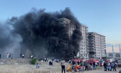 Şanlıurfa'daki yangında 1 iş yeri ile 8 daire zarar gördü