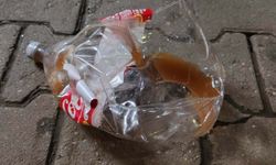 Sıcağın etkisiyle sirke dolu pet şişenin patladığı an kamerada