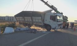 Silivri D-100 Karayolu'nda devrilen kamyonun şoförü yaralandı