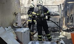 Şırnak'ta tek katlı binada yangın çıktı, itfaiyeci duvardaki Türk bayrağını korumaya aldı