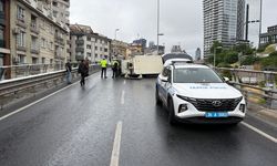 Şişli Bomonti Tünel çıkışında kamyonet devrildi; yol trafiğe kapandı