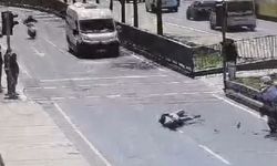 Şişli'de motosiklet yayaya çarptı; kaza anı kamerada