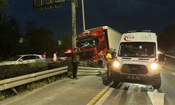 Şoförü rahatsızlanan TIR, refüjdeki bariyerlere çarptı