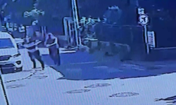 Sokakta vurduğu husumetlisine kemeriyle turnike yaptı; o anlar kamerada