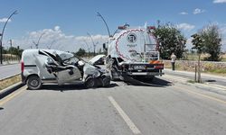 Su tankerine çarpan hafif ticari aracın sürücüsü ağır yaralı
