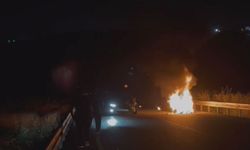 Sultangazi'de otomobille kafa kafaya çarpışan motosiklet alev alev yandı; kadın sürücü öldü