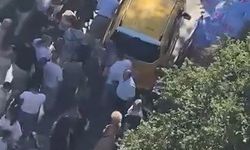 Taksinin çarptığı avukat ağır yaralandı; kaza kamerada
