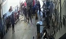 Tamir ettikleri TIR'ın altında kalan baba ve oğlunu, komşu esnaf kurtardı: olay kamerada