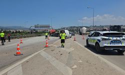 TIR, emniyet şeridinde park halindeki araçlara çarptı: 1 ölü, 1 yaralı