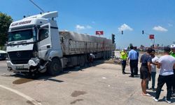 TIR, kavşakta 2 otomobile çarptı; 5 yaralı
